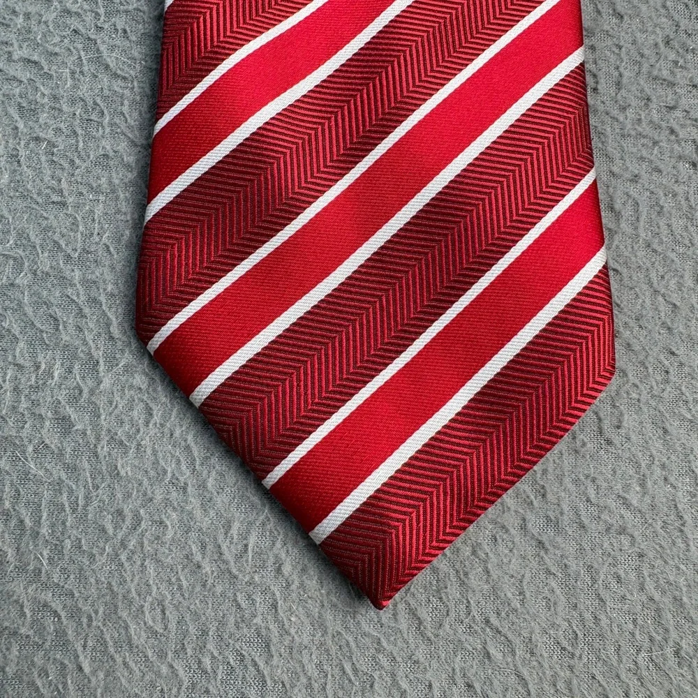 Giorgio Armani Mens Red Herringbone Diagonal Stripe Silk Tie Made in Italy